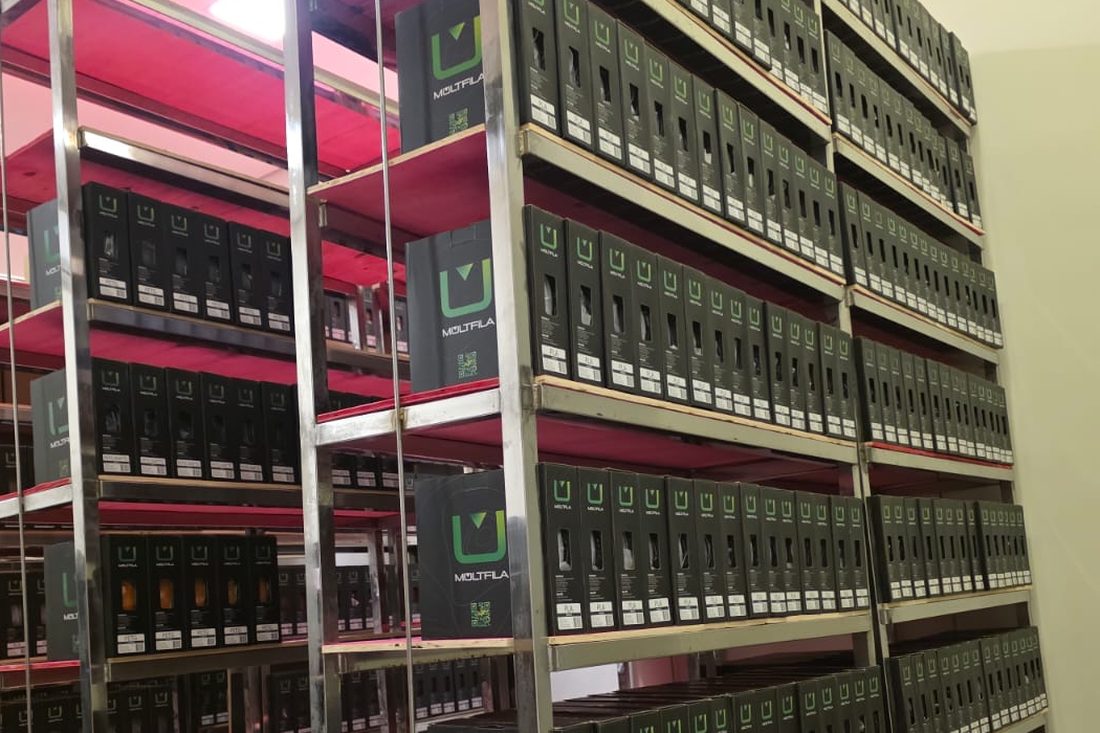 Prateleiras da loja da DreLab 3D cheias de caixas de filamento Multifila